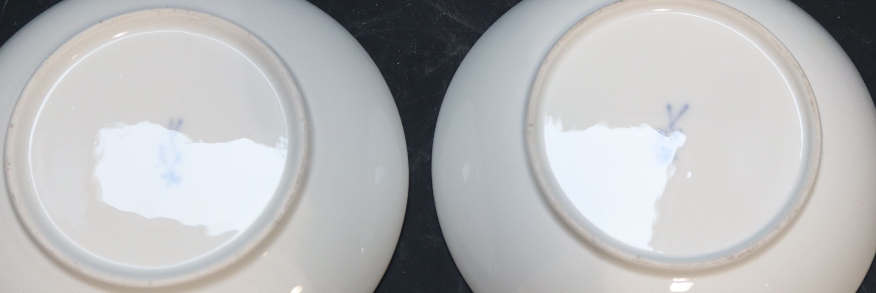 A pair of Meissen tea cups and saucers, saucers diameter 13cm